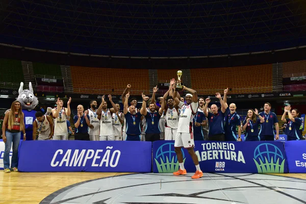Foto colorida do time do Flamengo Basquete - Metrópoles
