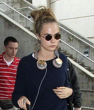 Van Damme trola Cara Delevingne no aeroporto: “Eu sou mais famoso”