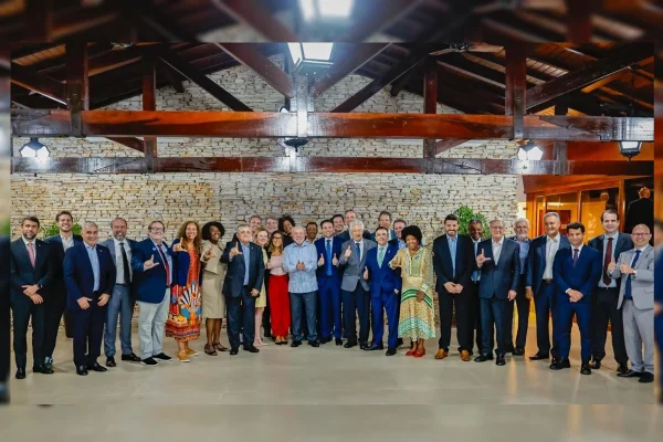 Imagem colorida de jantar oferecido por Lula