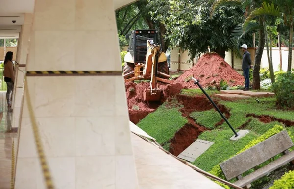 Empresa inicia obras após piso desabar sobre garagem na 210 Norte