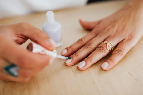 Como secar esmalte rápido em casa? Veja truques que funcionam