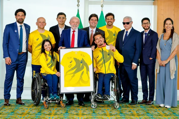 imagem colorida de Presidente da República Luiz Inácio Lula da Silva durante encontro com o atleta Cristian Ribera, medalhista de prata nos Jogos Paralímpicos de Inverno Milão-Cortina 2026