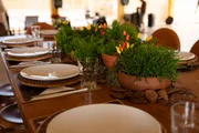 A mesa posta utilizou elementos rústicos e descanso de mesa em madeira