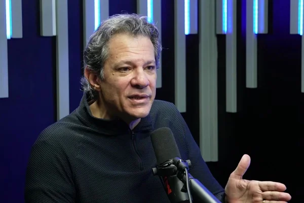 Imagem colorida mostra Fernando Haddad durante participação em podcast. Metrópoles