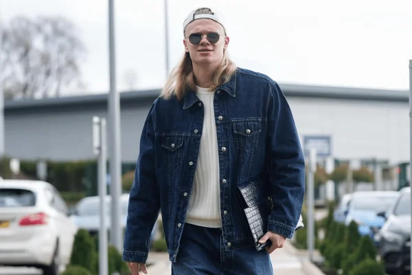 foto com cor. look do jogador norueguês erling haaland - metrópoles