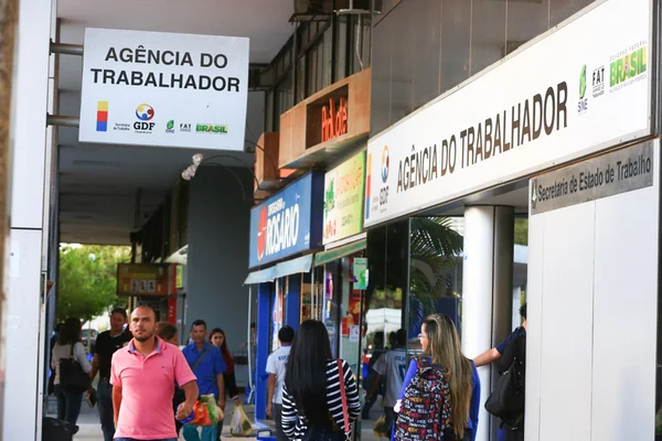 Salários de até R$ 3,5 mil. Veja vagas de emprego nesta 5ª feira no DF