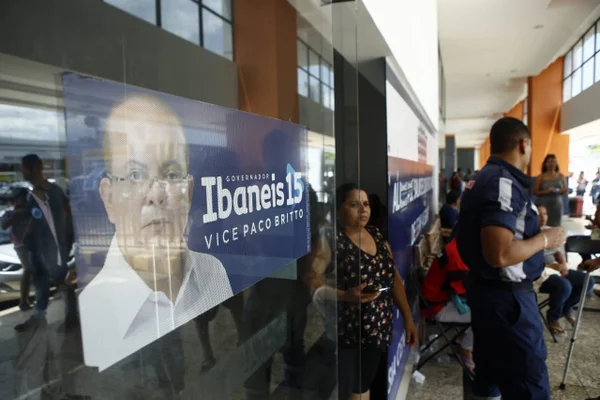 Cabos eleitorais de Ibaneis protestam no comitê por falta de pagamento