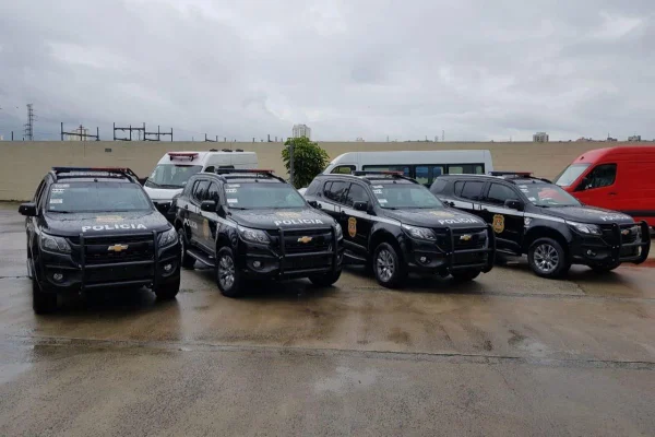 Imagem colorida mostra viaturas da Polícia Militar (PM) de São Paulo após operação no primeiro dia da "saidinha" - Metrópoles