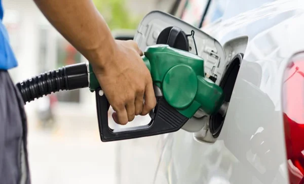 Após 20 dias de aumentos, Petrobras reduz preço da gasolina em 0,98%