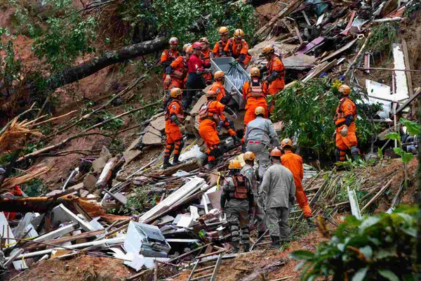 Chuvas voltam a castigar Petrópolis na noite de domingo. Bombeiros retiram corpo de vítima do deslizamento
