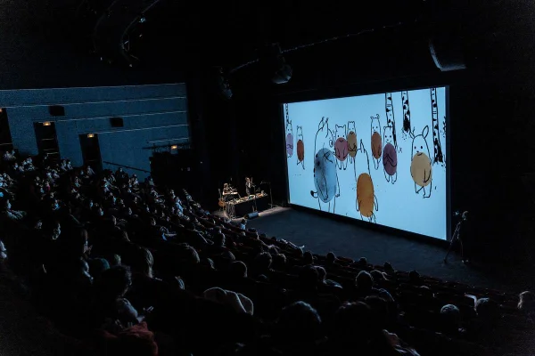 foto colorida de sala de cinema com desenho na tela - metrópoles
