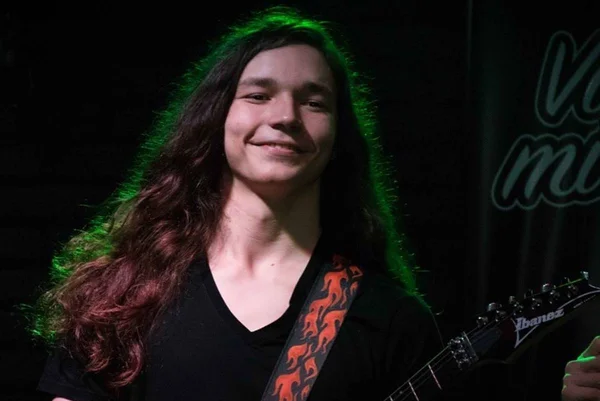 Foto colorida do guitarrista João Vilela - Metrópoles