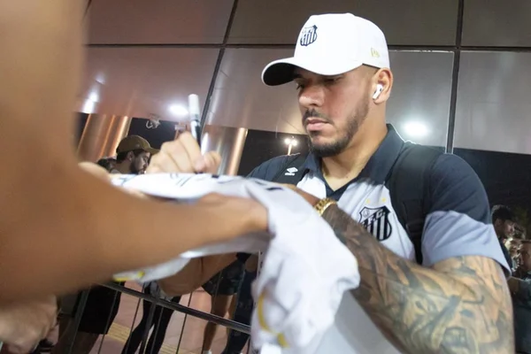 Chegada do time do Santos no hotel, sendo recepcionados pela torcida