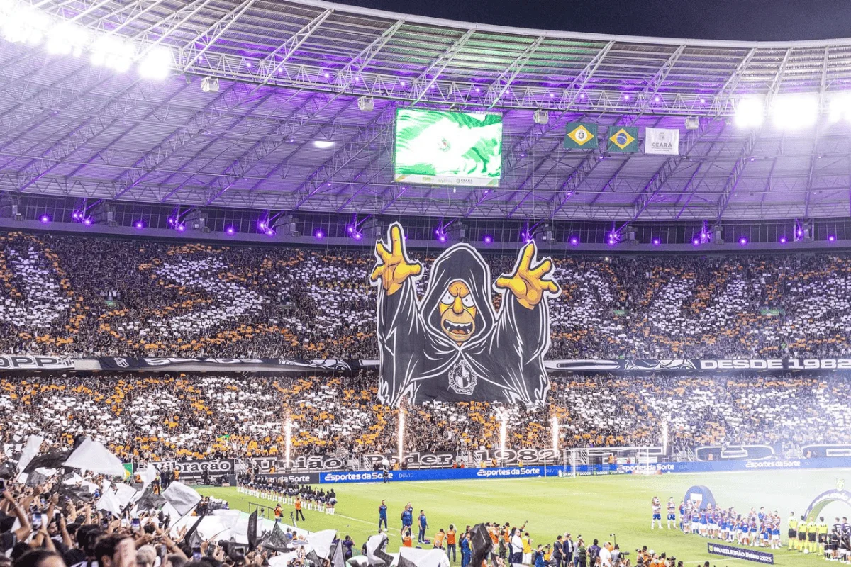 Torcidas de Ceará e Fortaleza dão show nas arquibancadas; confira 1 Torcida do Ceará presente no Clássico-Rei diante do Fortaleza