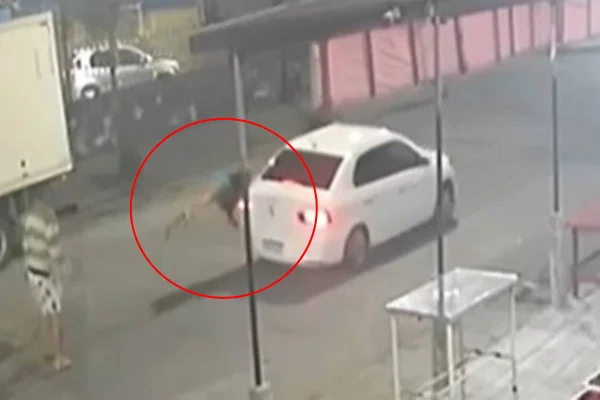 Mulher é agredida e atropelada por motorista de app