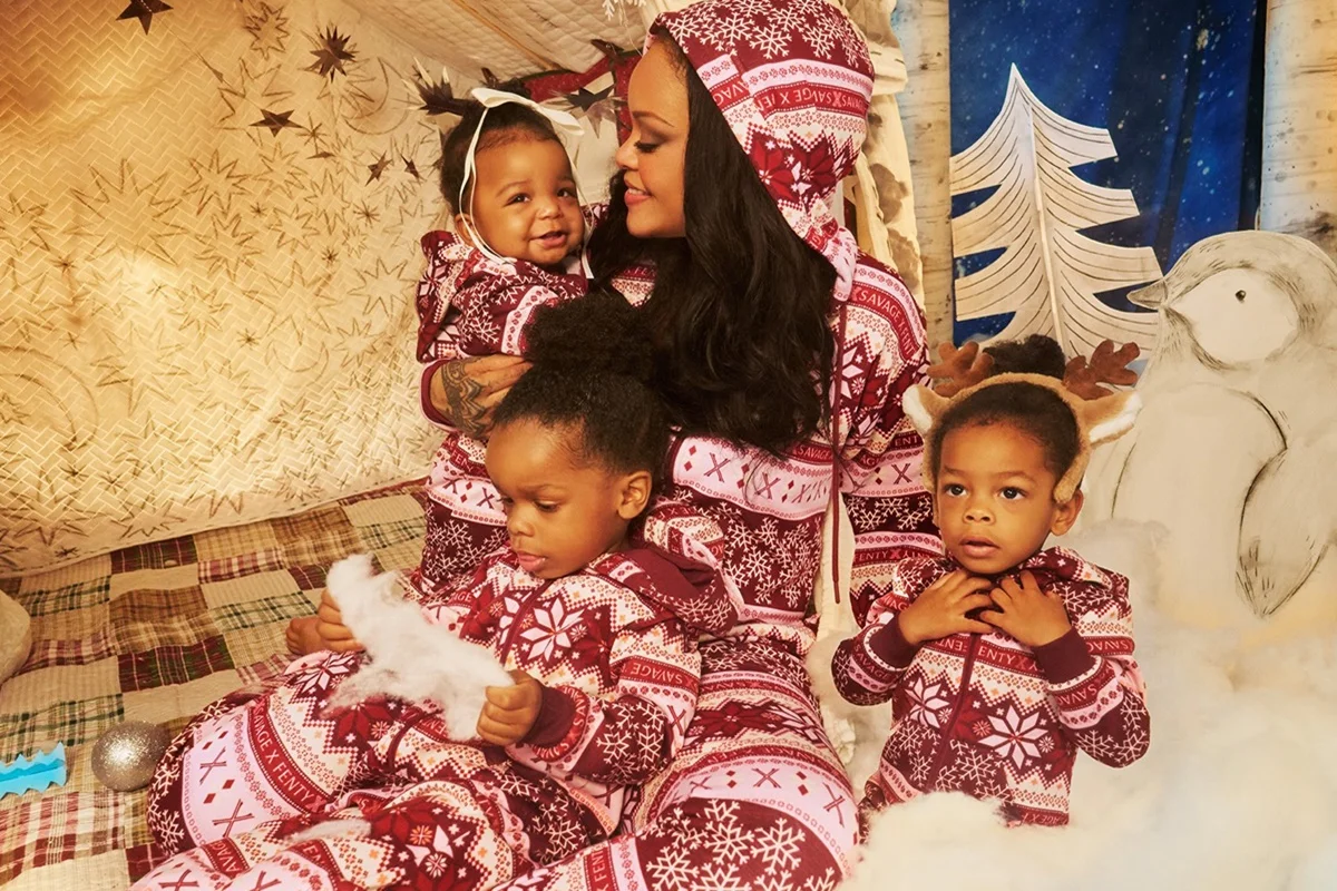 Rihanna compartilhou um ensaio ao lado dos três herdeiros Rihanna compartilhou um ensaio ao lado dos três herdeiros