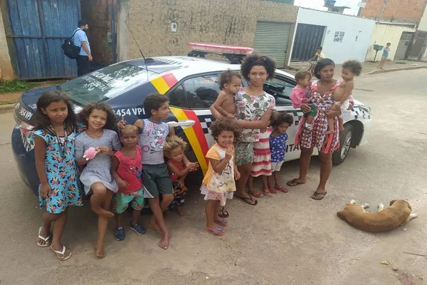 Vídeo. PMDF ajuda família com 10 crianças que teve casa incendiada