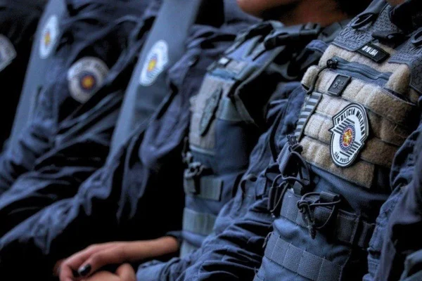 Imagem colorida coletes pm; justiça libera compra - Metrópoles