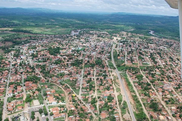 Imagem colorida mostra paisagem de Araçuaí, em minas gerais - metrópoels