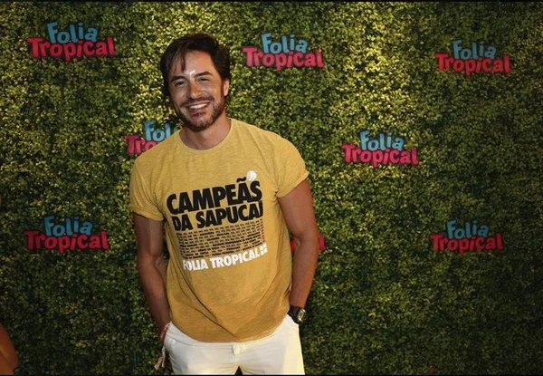 Ricardo Tozzi posta foto ao lado do cachorro e detalhe chama atenção