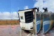 Carreta pega fogo e espalha leite condensado em rodovia de Caldas Novas - imagem 3