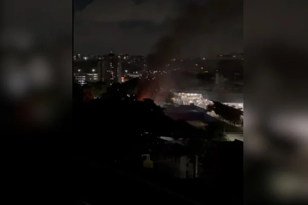 Incêndio atinge área próxima a terminal de ônibus na zona sul. Vídeo