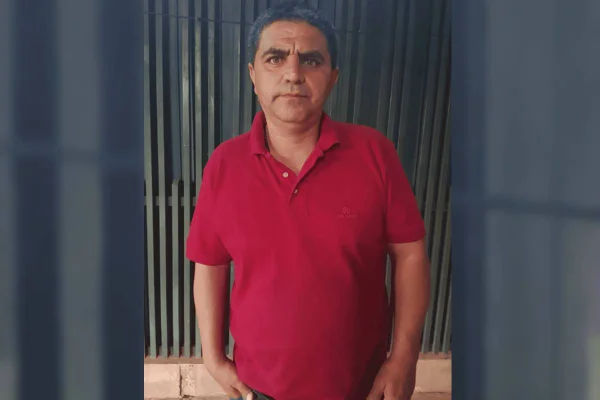 Homem grisalho de camisa polo vermelha e mãos nos bolsos. Zelador preso por engano em Águas Claras - Metrópoles