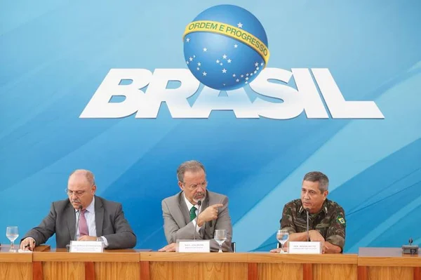 “Não há risco para a democracia”, diz ministro sobre intervenção no RJ