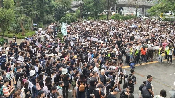Professores protestam em Hong Kong: “Protejam a próxima geração”