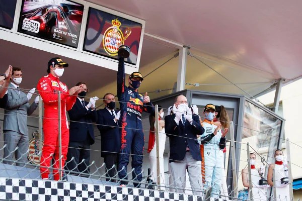 Verstappen no pódio em Mônaco
