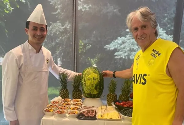 Jesus na melancia: técnico ganha homenagem inusitada na Turquia