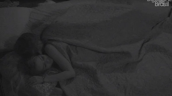 BBB20: Marcela e Daniel trocam carícias embaixo do edredom