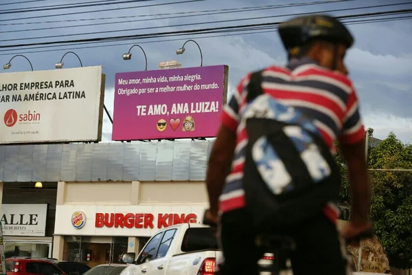 Outdoor com declaração de amor chama atenção no Lago Sul