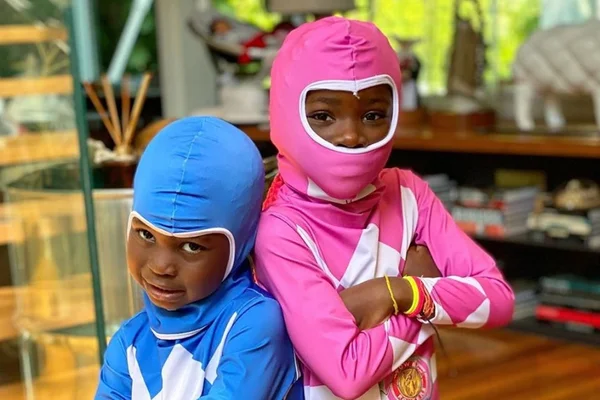 Gio Ewbank derrete fãs ao mostrar Titi e Bless vestidos de Power Rangers