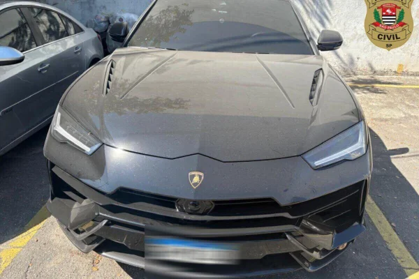 Polícia apreende Lamborghini de R$ 3,8 milhões ligada a Deolane - destaque galeria