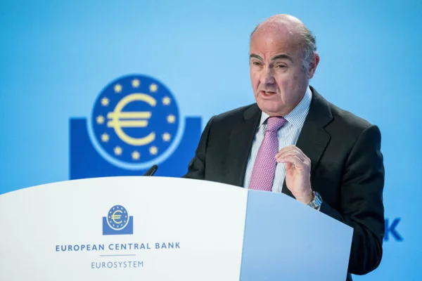 Imagem de Luis de Guindos, vice-presidente do Banco Central Europeu e ex-ministro da Economia da Espanha, fazendo discurso em púlpito - Metrópoles