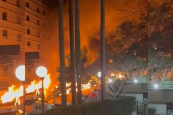 Foto colorida mostra cenário com carros em chamas durante incêndio de grandes proporções, na zona sul de São Paulo.