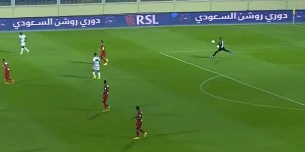 Puskas? Goleiro faz gol improvável na Arábia Saudita e viraliza