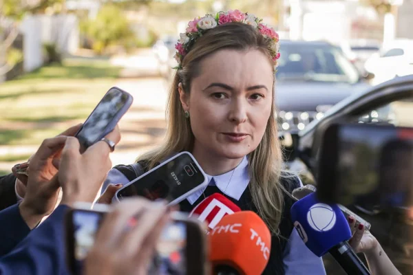 A deputada Federal, Júlia Zanatta, chega para a reunião com Flávio Bolsonaro