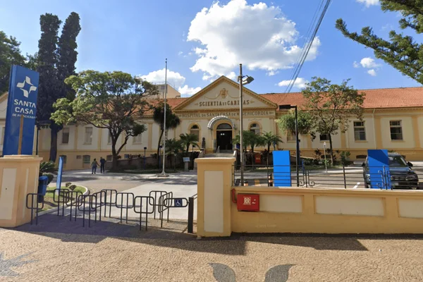 Imagem colorida da fachada da Santa Casa de Piracicaba, onde foi socorrido bebê de 6 meses que ingeriu maconha - Metrópoles
