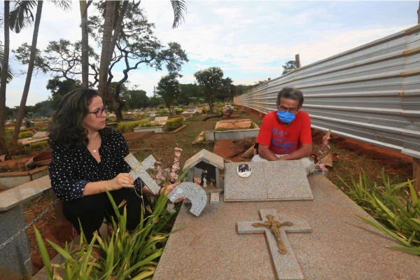 Família se revolta com dano em túmulo de filho: “Cuidamos com carinho”