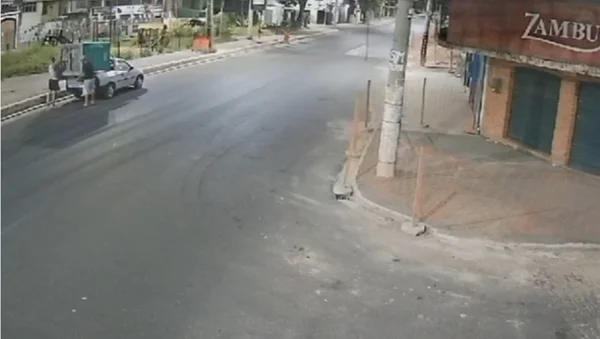 Homens furtando banheiro químico