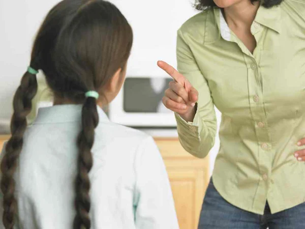 Mãe brigando com a filha