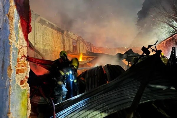 BH: incêndio de grandes proporções atinge galpão e mobiliza bombeiros