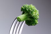 Ele é rico em fibras, vitaminas A, C e K, minerais como cálcio, potássio e ferro, e ainda é repleto de compostos bioativos