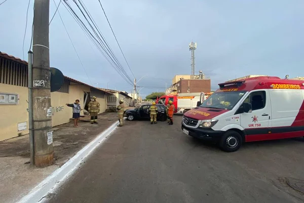 Jovem perde controle do carro e bate em muro residencial no DF