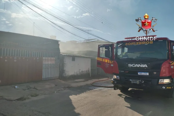 Homem agride esposa e coloca fogo na casa da família no DF