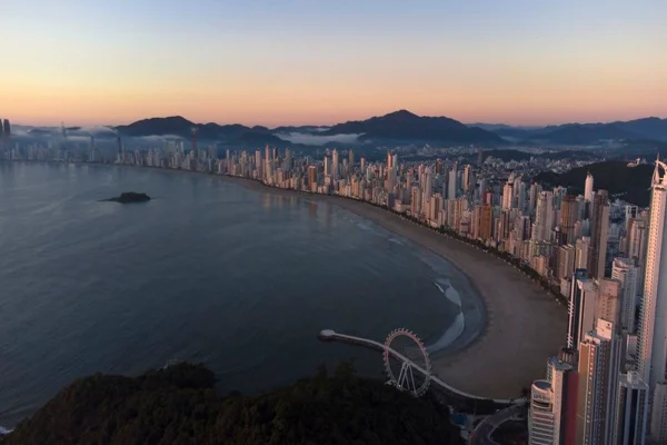 imagem colorida da orla de Balneário Camboriú - Metrópoles