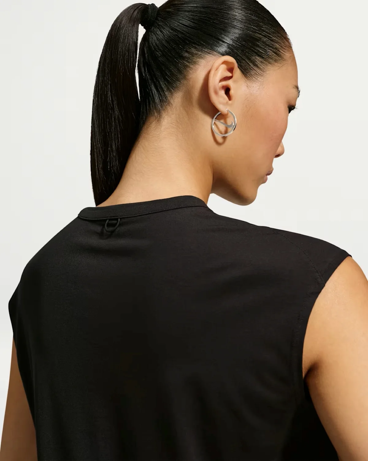 Nike lança primeira coleção própria de joias inspirada no logo Swoosh - imagem 4 Nike lança primeira coleção própria de joias inspirada no logo Swoosh - imagem 4