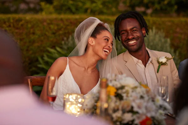 imagem colorida e um casal de casando